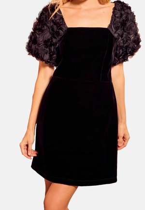 Czarna welurowa sukienka z kwadratowym dekoltem, z krótkimi bufkowatymi rękawami z czarnego kwiatowego materiału. Gładka faktura, długość powyżej kolana.