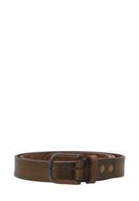 Bruine leren riem met een plat ontwerp, voorzien van een metalen gesp met een verweerde afwerking en twee decoratieve koperen studs op de band.