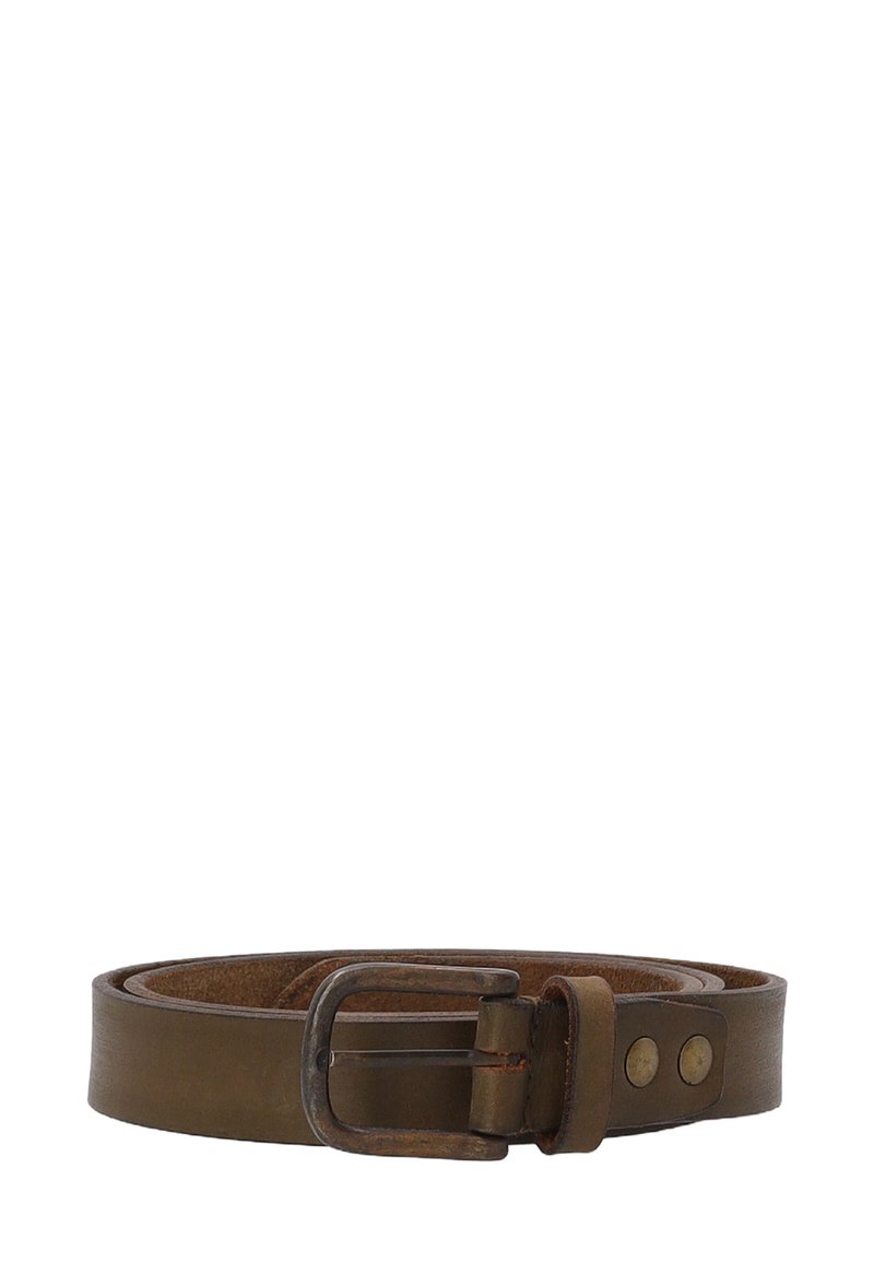 Bruine leren riem met een plat ontwerp, voorzien van een metalen gesp met een verweerde afwerking en twee decoratieve koperen studs op de band.