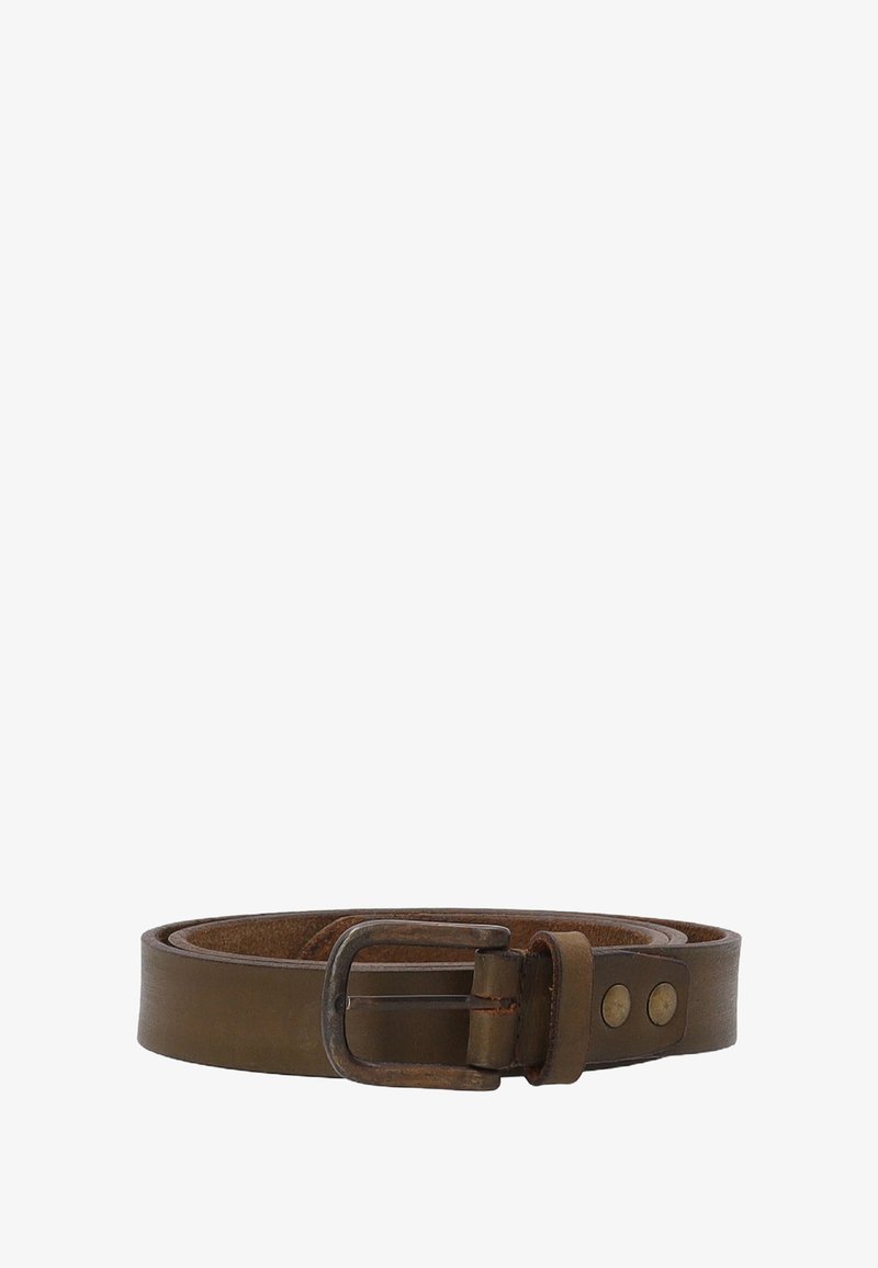 Bruine leren riem met een plat ontwerp, voorzien van een metalen gesp met een verweerde afwerking en twee decoratieve koperen studs op de band.