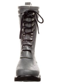 Bottes de pluie en caoutchouc grises avec une tige haute, bout rond, lacets noirs, œillets argentés et finition texturée. Idéales pour les conditions humides.