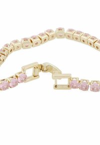 Guldtonad armband som har växelvis rosa ädelstenar och fyrkantiga länkar, med en säker låsmekanism. Slät yta och enhetlig design.