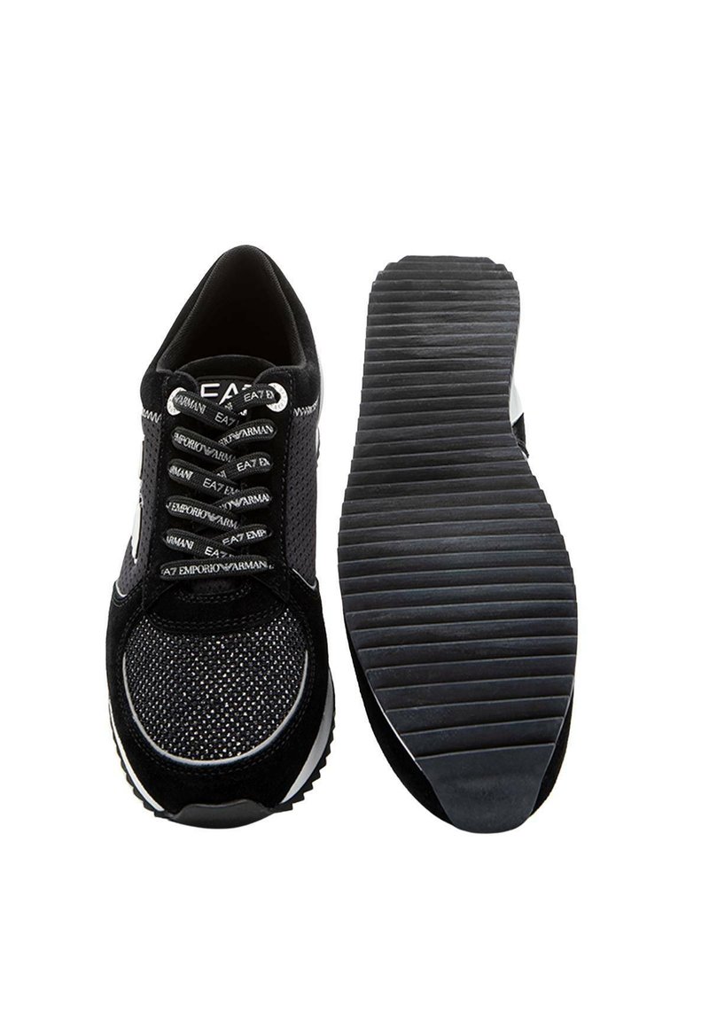 Scarpe da ginnastica nere con una tomaia in rete, dettagli in suede testurizzato, un logo bianco sul lato e una suola in gomma rigata.