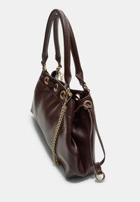 Borsa a tracolla in pelle marrone con due manici, dettagli in hardware dorato, catena decorativa e una forma morbida e arrotondata.