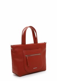 Borsa tote in pelle rossa con finitura testurizzata, doppie maniglie, tasca frontale con zip e forma rettangolare. Include dettagli in ottone.