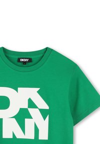 Groene katoenen t-shirt met een groot wit DKNY-logo. Ronde halslijn en korte mouwen, met een gladde textuur en een standaard pasvorm.