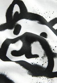 Next ALL-OVER  - Triko s potiskem - white graffiti bear