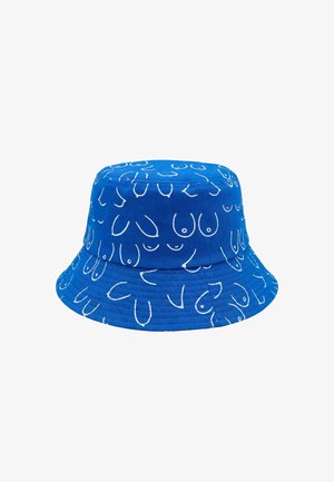 Niebieski kapelusz z szerokim rondem, na tkaninie wzór z różnymi białymi rysunkami linii przedstawiającymi stylizowane piersi.