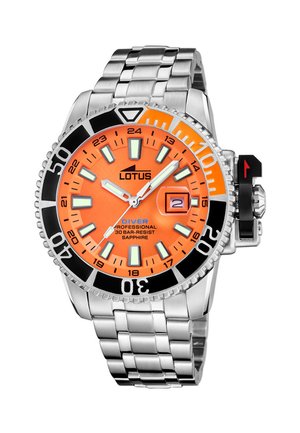 Montre de plongée en acier inoxydable avec un cadran orange, une lunette noire, des index lumineux, un guichet de date et une couronne vissée.