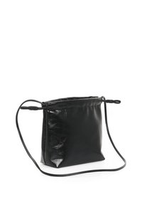 Borsa a tracolla nera in pelle con una texture morbida e lucida, chiusura con lacci e una tracolla sottile. Base quadrata con angoli arrotondati.