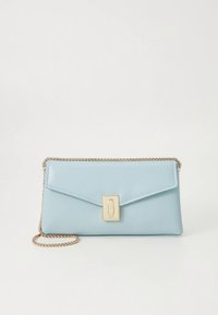 Svetlo modra usnjena torbica za v roki z zlatim kovinskim okrasjem. Ima kovinsko verižico in zasnovo z zloženim poklopcem ter pravokotno zaponko.