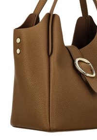 Bruine leren handtas met een gestructureerd oppervlak, voorzien van goudkleurige metalen accenten, een ronde gesp en dubbele schouderbanden.