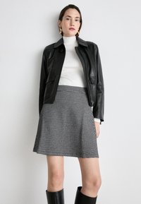 HUGO NALIRIA - A-Linien-Rock - grau