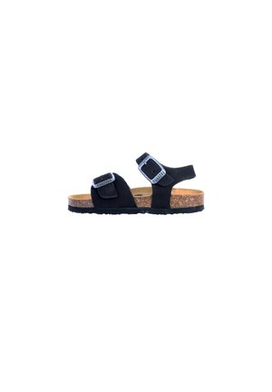 Sandal in suede nero con due fibbie regolabili in argento, plantare in sughero e suola in gomma testurizzata nera. Design piatto e aperto sul davanti.