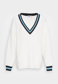 Pull en tricot blanc avec un col en V. Présente des côtes noires et bleu ciel autour du col et des poignets. Coupe oversize avec des épaules tombantes.