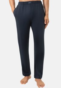 Donkerblauwe broek met elastische tailleband, gemaakt van zachte, gladde stof, voorzien van steekzakken aan de zijkant en een recht toelopend model.