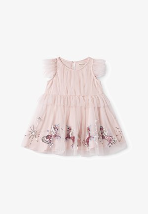Jasnoróżowa sukienka dla malucha z krótkimi bufkowymi rękawkami, marszczoną spódnicą oraz błyszczącymi aplikacjami jednorożców i gwiazdek wzdłuż dołu.