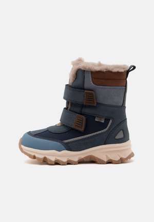 Botte d'hiver bleue et marron pour enfant avec deux sangles réglables, doublure beige pelucheuse et semelle beige épaisse avec un profil robuste.
