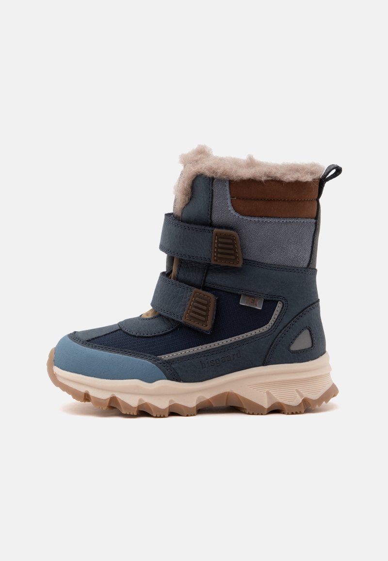 Botte d'hiver bleue et marron pour enfant avec deux sangles réglables, doublure beige pelucheuse et semelle beige épaisse avec un profil robuste.