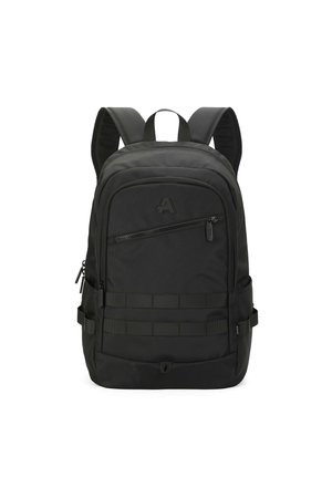 Zaino nero in tessuto resistente, dotato di un scomparto principale con zip, tasca frontale e cinghie orizzontali per accessori.