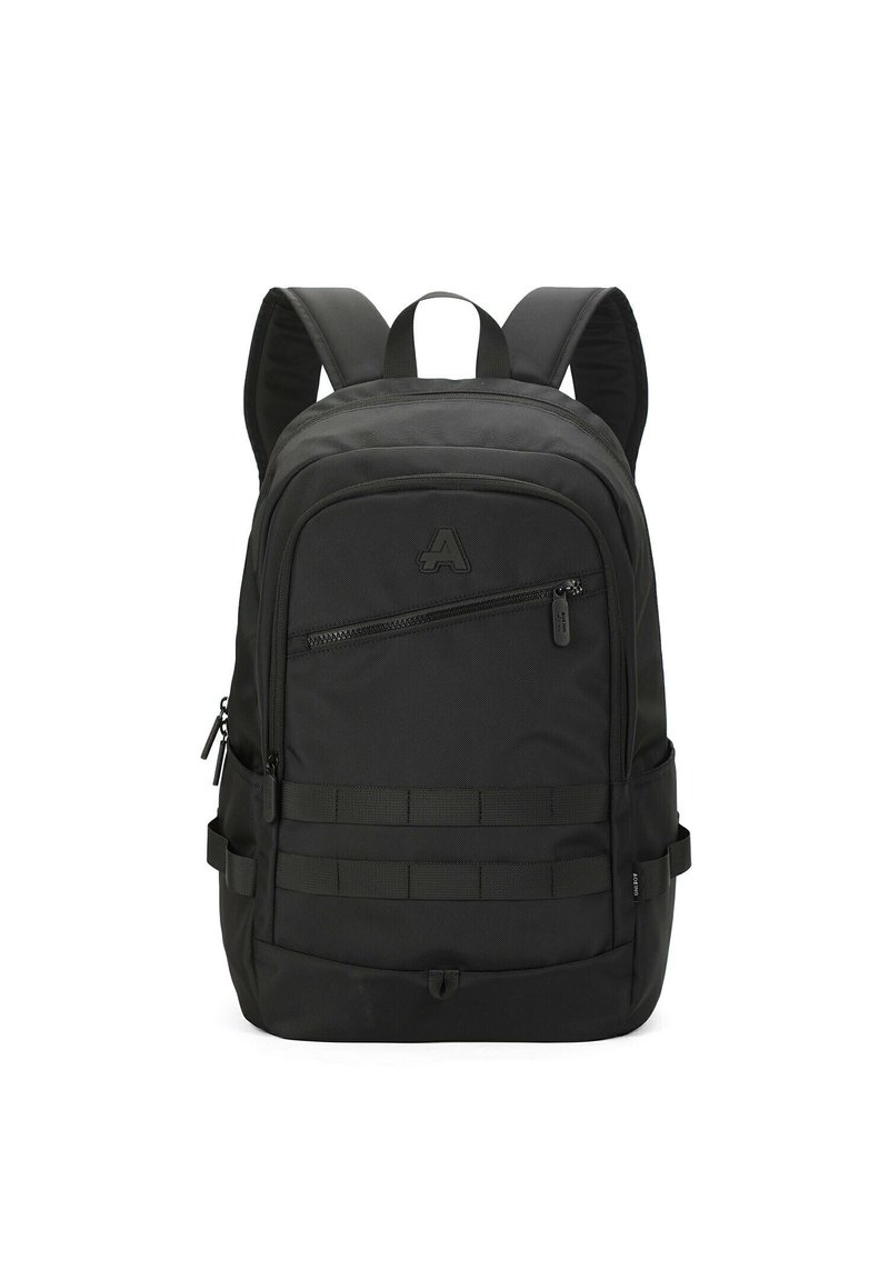 Zaino nero in tessuto resistente, dotato di un scomparto principale con zip, tasca frontale e cinghie orizzontali per accessori.