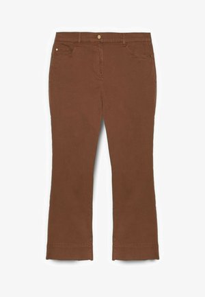 Braune Hose mit geradem Bein, Vorderseite mit Knopf- und Reißverschluss, zwei Vordertaschen und Gürtelschlaufen, flach auf weißem Hintergrund präsentiert.