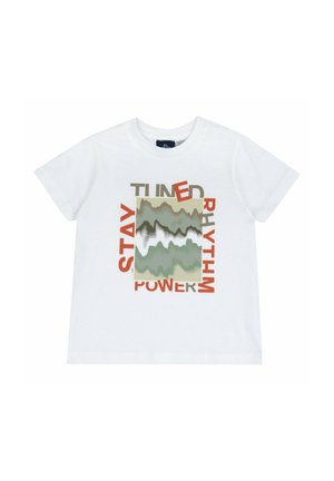 T-shirt bianca a maniche corte con grafica astratta a forma d'onda verde e testo "STAY TUNED RHYTHM POWER" in rosso e grigio intorno al motivo.