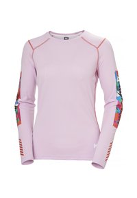 Camisa de manga larga de color rosa claro con tejido texturizado, acentos coloridos en las mangas y costuras rojas en contraste. Presenta rayas inclinadas en los puños.