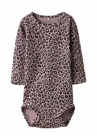 Bodysuit à manches longues en tissu mauve doux avec un motif léopard. Il présente des fermetures à pression en bas, un col rond et une texture subtile.
