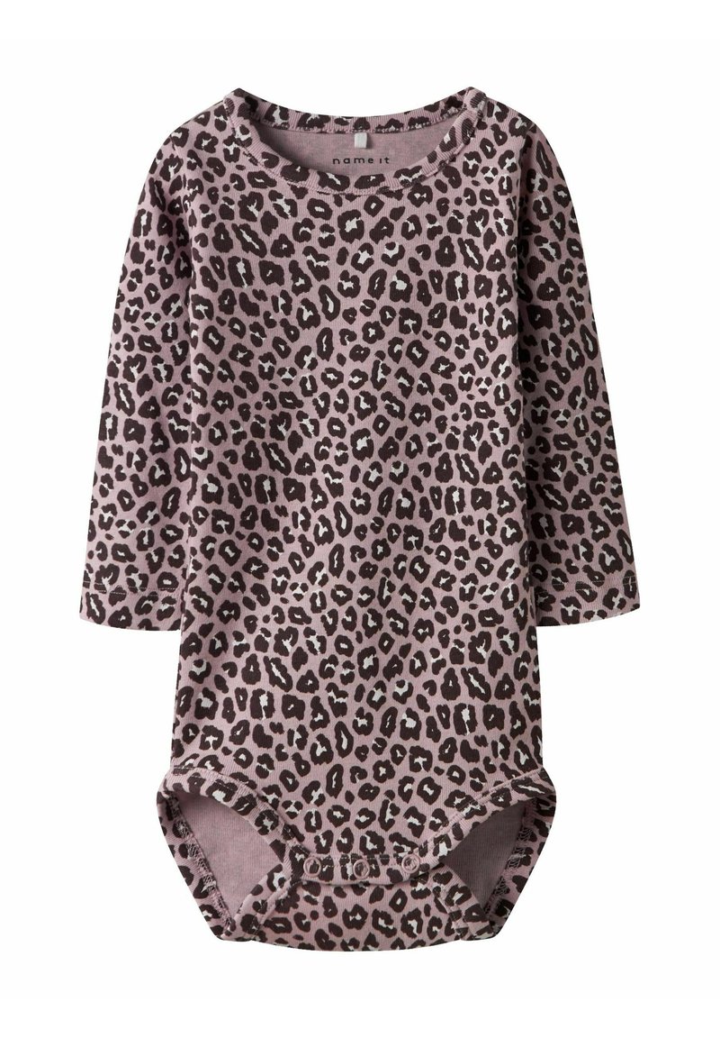 Bodysuit à manches longues en tissu mauve doux avec un motif léopard. Il présente des fermetures à pression en bas, un col rond et une texture subtile.