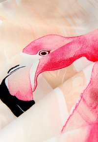 Flamingo-print stof met een zachte textuur, met roze en perzikachtige tinten, gedetailleerde gezichtskenmerken en subtiele achtergrondpatronen.