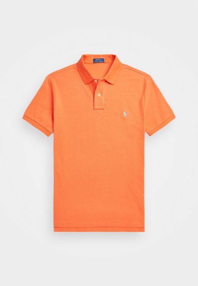 Kortärmad pikétröja i livlig orange bomull, med krage, tvåknapplåt och broderad blå logotyp på bröstet.