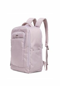 Jasnofioletowy plecak o prostokątnym kształcie, z wyściełanymi paskami, przednią kieszenią, zamkami błyskawicznymi i teksturowanymi akcentami po bokach. Miękka, gładka tkanina.