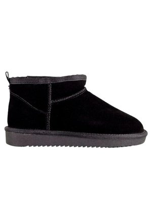 Botas de tobillo de ante negro con puntera redondeada, suela de goma plana y tirador en la parte trasera. Presentan costuras a lo largo del costado para un detalle añadido.