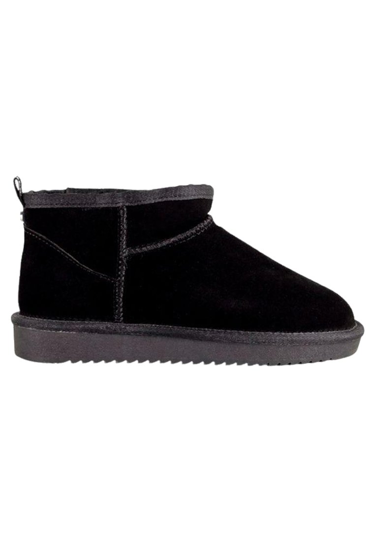 Sorte ankelboots i semsket skinn med rund tå, flat gummi såle og bakre trekkstrop. Har søm langs siden for ekstra detaljer.