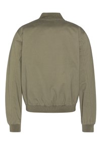 Olijfgroene bomberjack met een geribbelde kraag en manchetten, elastische tailleband en gladde stof. Heeft een eenvoudige achterkant zonder versieringen.