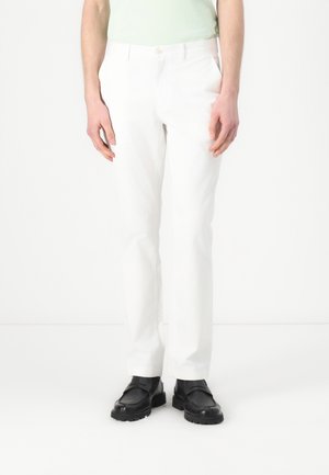 Pantaloni bianchi in cotone con design a gamba dritta, dotati di tasche inclinate, vita con bottone e una texture liscia.