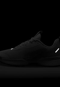 Sorte atletiske sko med en teksturert overdel, med en refleksiv hvit aksent og en solid svart såle. Designet er slankt og moderne.