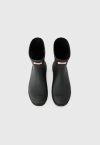 Bottes de pluie en caoutchouc noires avec un bout arrondi, texture lisse et tige courte. Présente un marquage bien visible à l'avant.