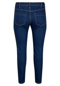 Tummansinisiä kapeita farkkuja, jotka on valmistettu denimmateriaalista. Niissä on sileä pinta, takataskut ja hienovaraiset ompeluaukot. Suunniteltu istuvaksi siluetiksi.