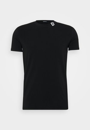 Schwarzes Baumwoll-T-Shirt mit einem klassischen Rundhalsausschnitt, kurzen Ärmeln und einem kleinen weißen Etikett am Kragen.