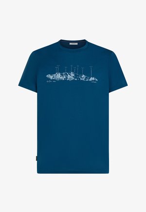 Blaues kurzärmliges T-Shirt mit einer weißen Grafik, die beschriftete Berggipfel über der Brust darstellt.