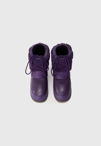 Botas moradas impermeables con un acabado brillante, parte superior de textura suave, cuello elástico con cordón y banda con logo.