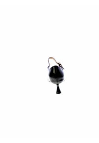 Scarpa con tacco alto in patent leather nero, con punta rotonda e strap a caviglia. Presenta un tacco sottile a stiletto e una superficie liscia e lucida.