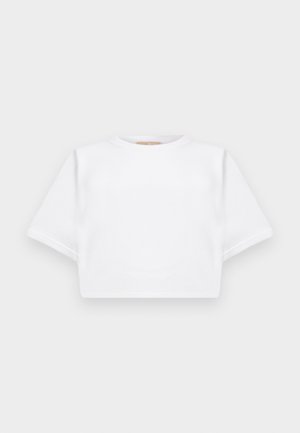 Skraćena bijela majica od mekog materijala, s kratkim rukavima, okruglim izrezom i rebrastim detaljima na rubu. Jednostavan i neukrašen dizajn.