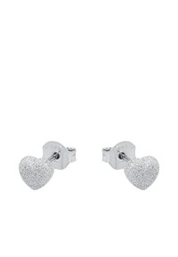 Hjärformade studs i silver med en glittrig yta. Har säkra fjäderlåsen för en tätt passform.