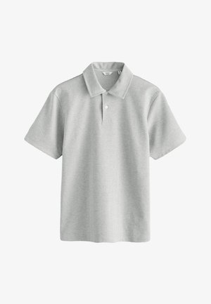 Hellgraues Polohemd mit strukturiertem Fischgrätmuster, kurzen Ärmeln, spitzem Kragen und Knopfleiste mit drei Knöpfen.