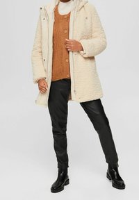 Esprit Abrigo de invierno - off-white