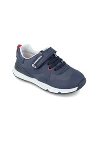 Námořnické modré tenisky vyrobené z materiálů z jemné síťoviny a gumy, mají suchý zip, tkaničky a bílou podrážku s červeným akcentem na patě.