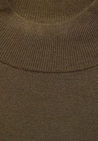 Rjav rebrast turtleneck pulover z visokim ovratnikom in teksturiranim volnoma, ki poudarja mehko, udobno podobo in prilegajoč dizajn.